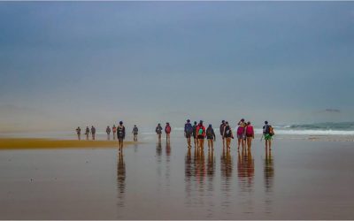 Melanie het die foto geneem van die graad 9-Strandvernuf-groep by Boknes wat na die Dias-kruis by Kwaaihoek stap.